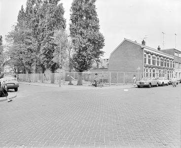 882526 Gezicht op de kruising van Stroomstraat (links) en de Kruisweg te Utrecht, met op de hoek een voormalige ...